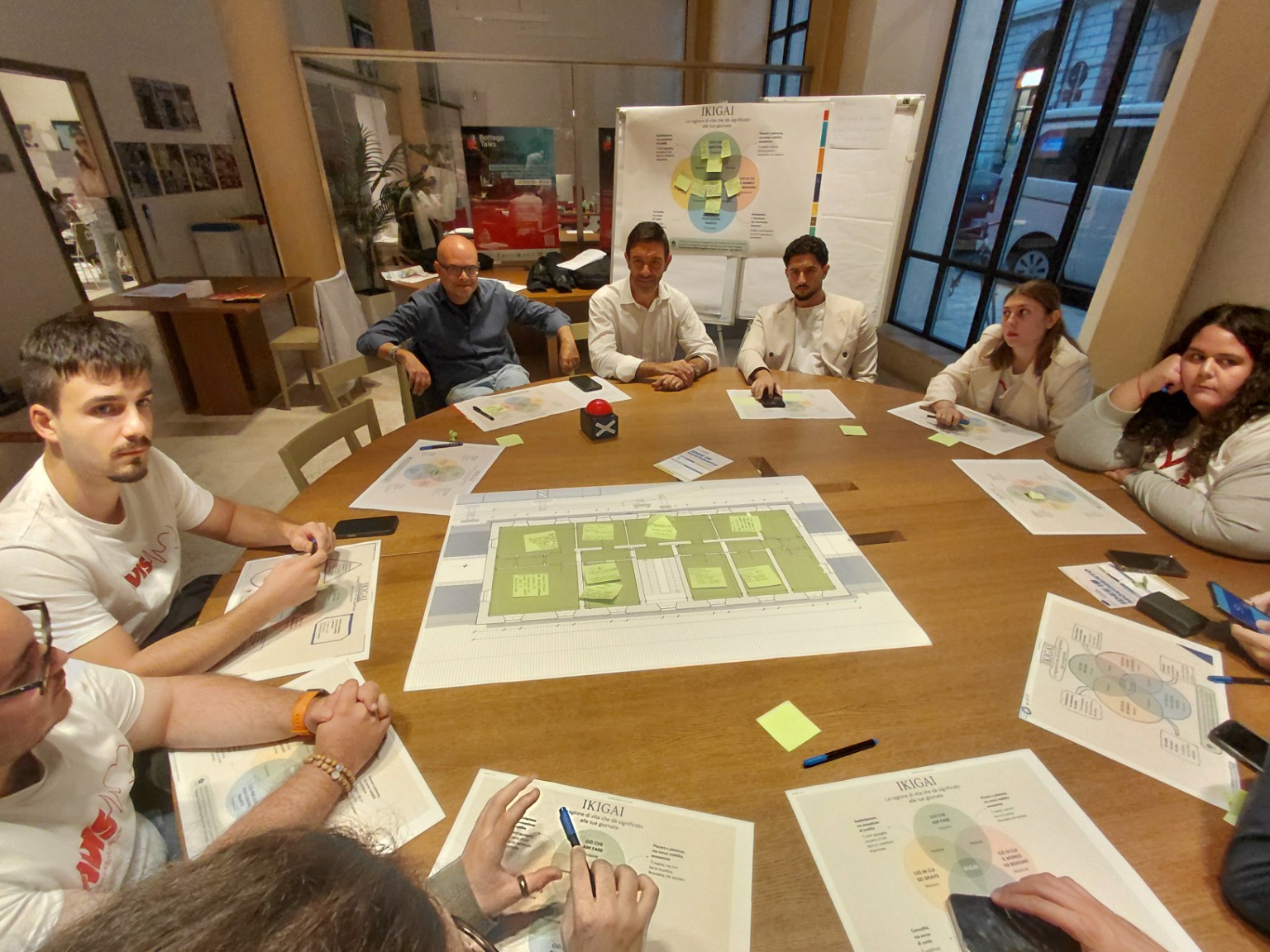 Giuseppe Cinti al tavolo con giovani e stakeholder durante Idee in movimento