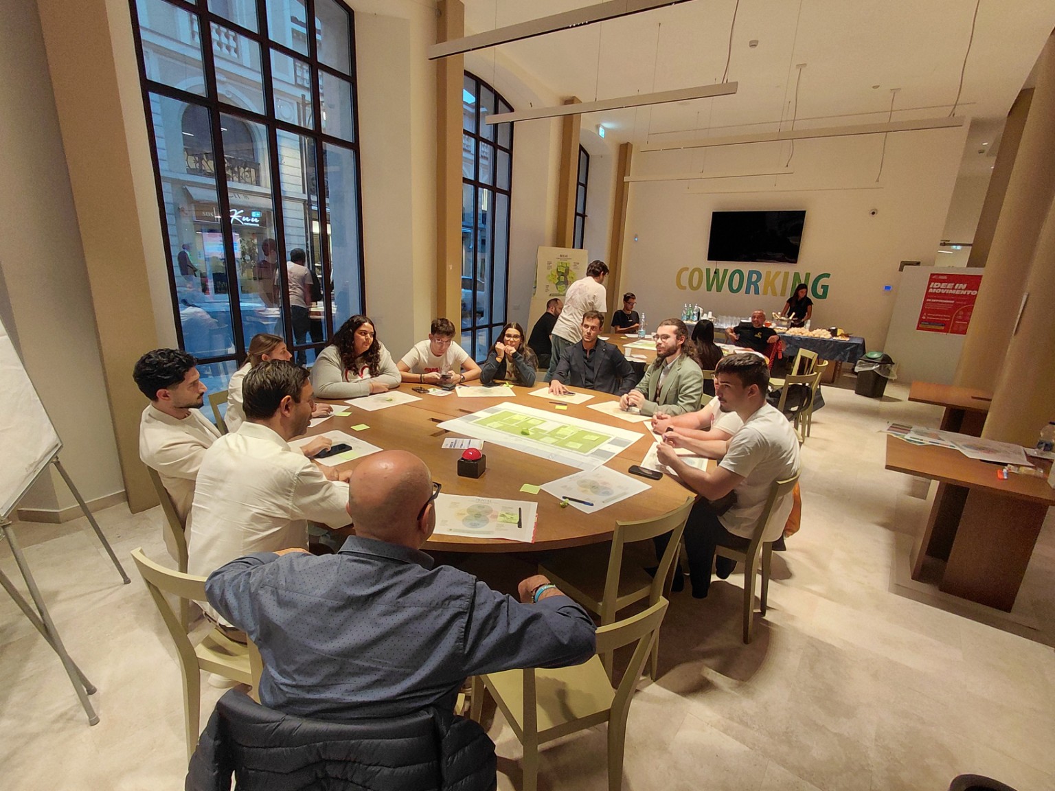 Il tavolo di lavoro nello spazio coworking della Bottega del Terzo Settore